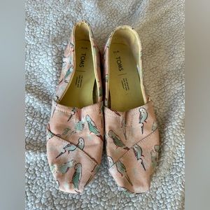 TOMS Light Pink Parrot Patterned Shoes Size 7.5W